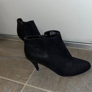 Express heel black boot with print
